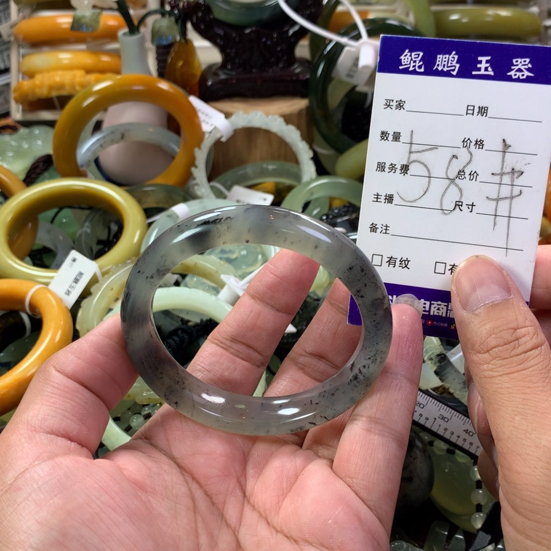 蛇纹石玉手镯未镶嵌