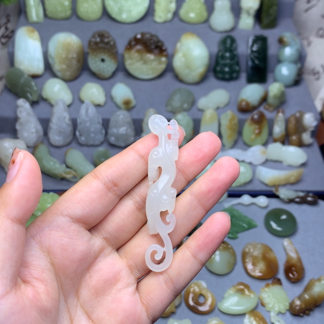 风***双和田玉未镶嵌挂件