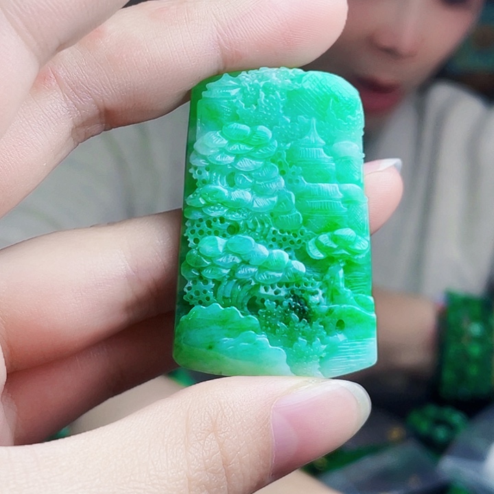 翡翠未镶嵌颈饰多样性