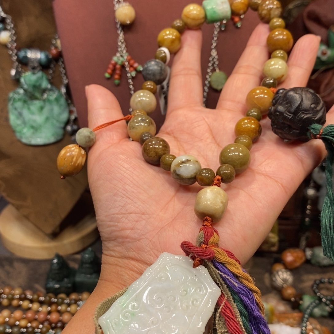 翡翠吊坠(赠链)未镶嵌