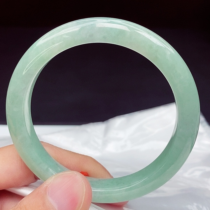 翡翠手镯未镶嵌56圈口