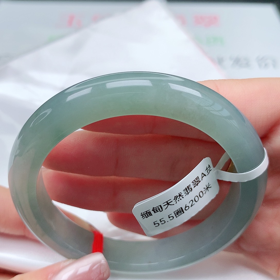 翡翠手镯未镶嵌55.5圈。