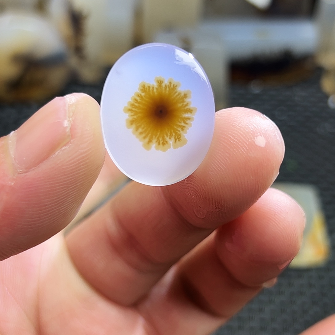 如***戏玛瑙/玉髓未镶嵌珠宝半成品