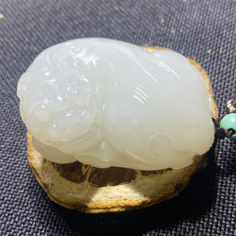 天然和田玉手把件：貔貅
