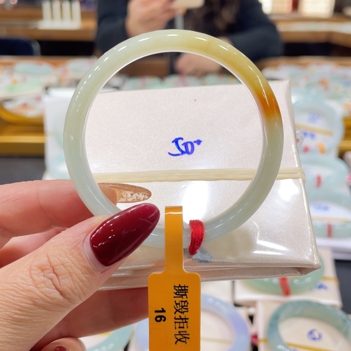 翡翠手镯未镶嵌翡翠