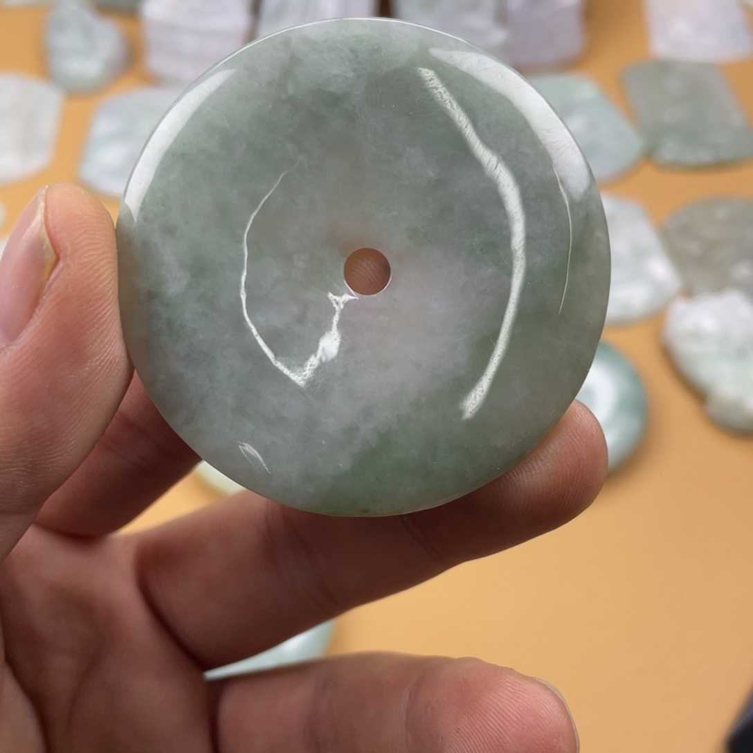 翡翠未镶嵌颈饰平安扣