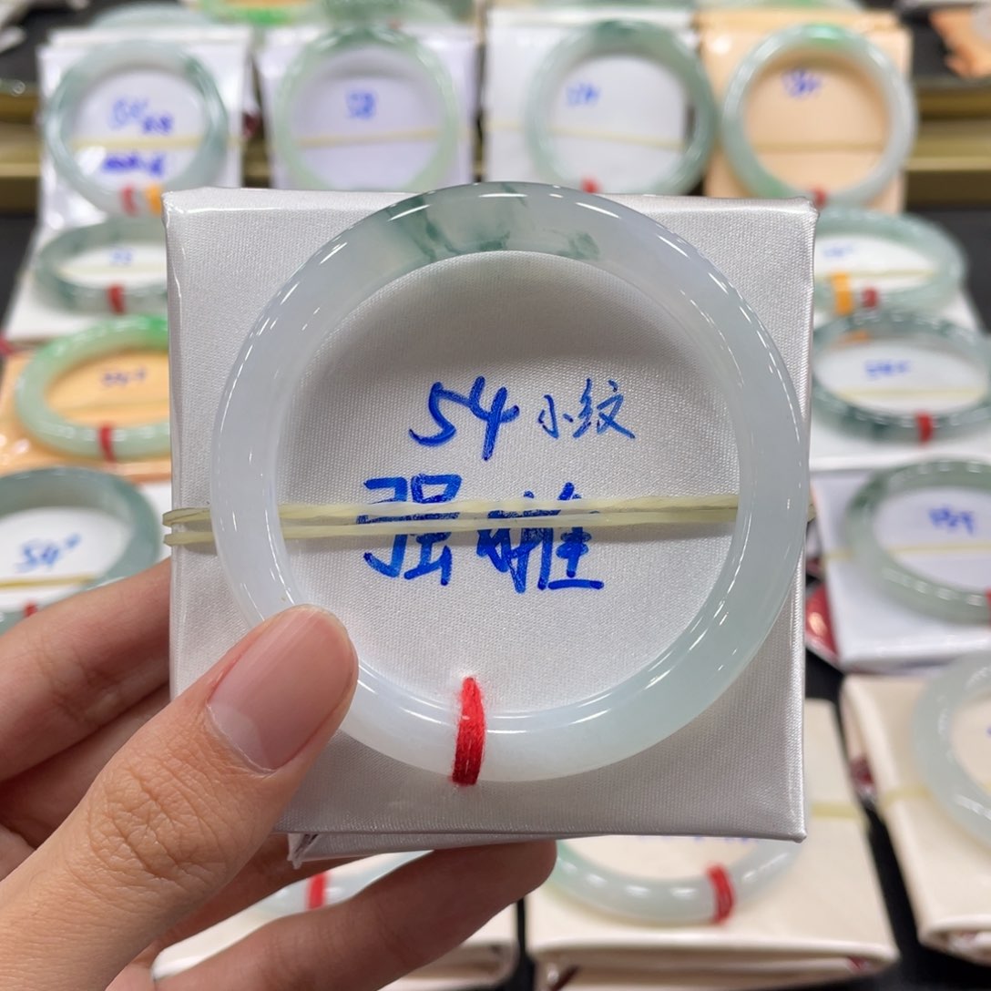 翡翠手镯未镶嵌翡翠手镯