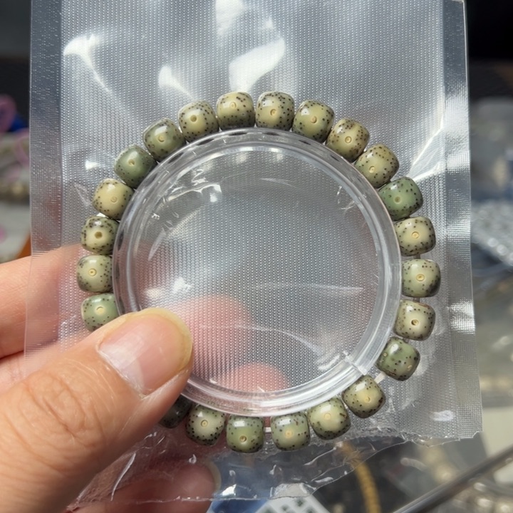 星月菩提手串绿幽9×8左右单圈