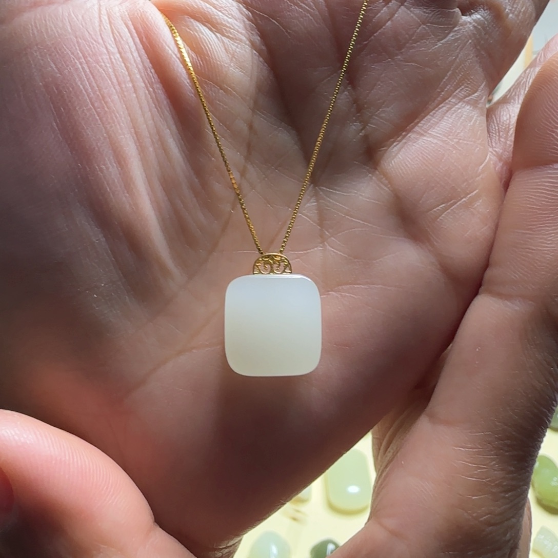 和田玉吊坠(赠链)18K金镶嵌