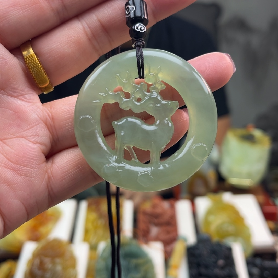 蛇纹石玉未镶嵌颈饰挂件