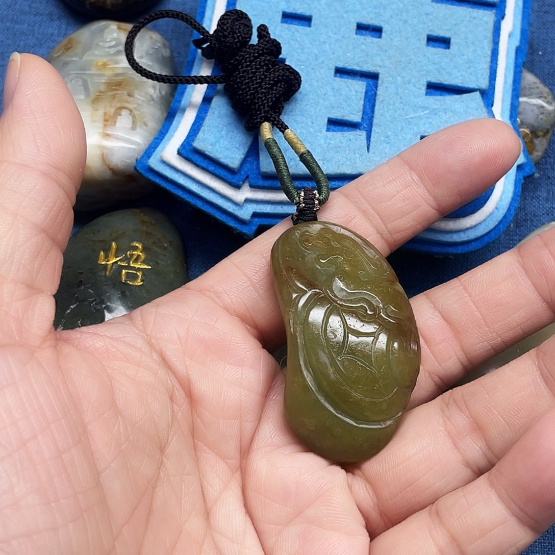 李***a和田玉未镶嵌颈饰