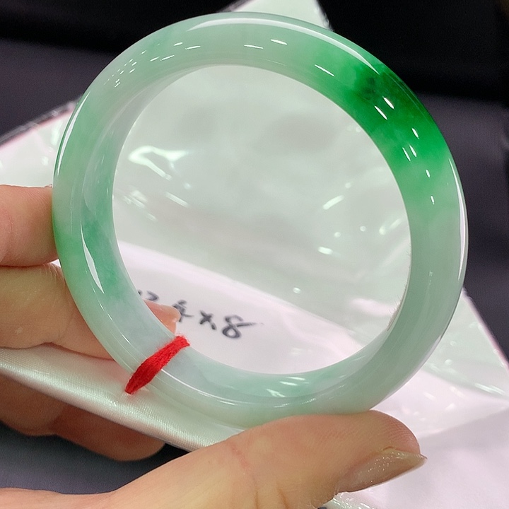 翡翠未镶嵌手镯正圈56，有黑点