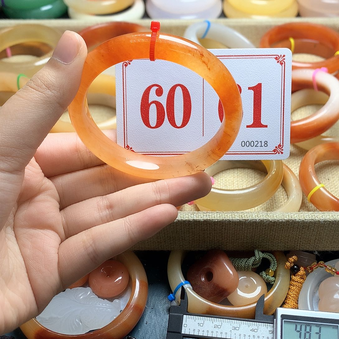 未镶嵌石英质玉（黄龙玉）手镯