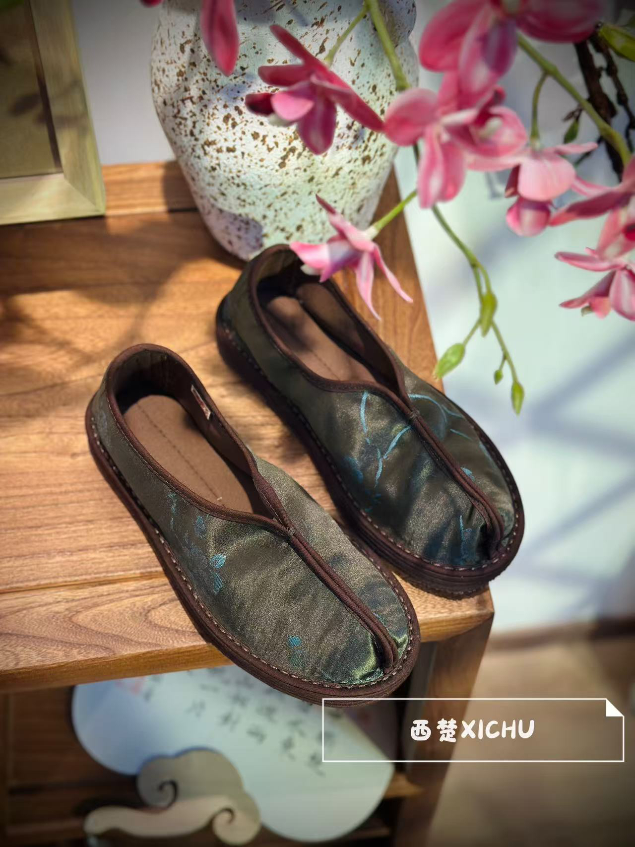 【陌上花开两片】西楚  高密度织锦缎两片式透气养脚布鞋