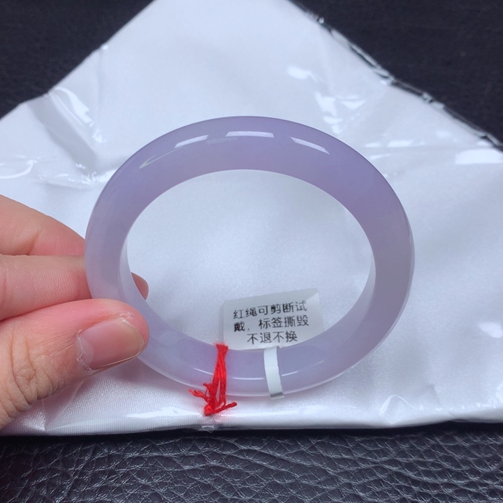 翡翠手镯未镶嵌。
