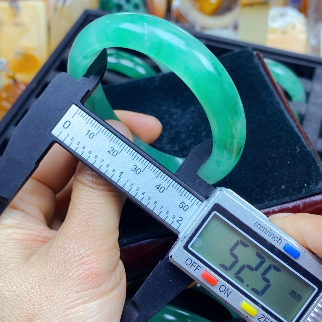 石英质玉（黄龙玉）颈饰未镶嵌