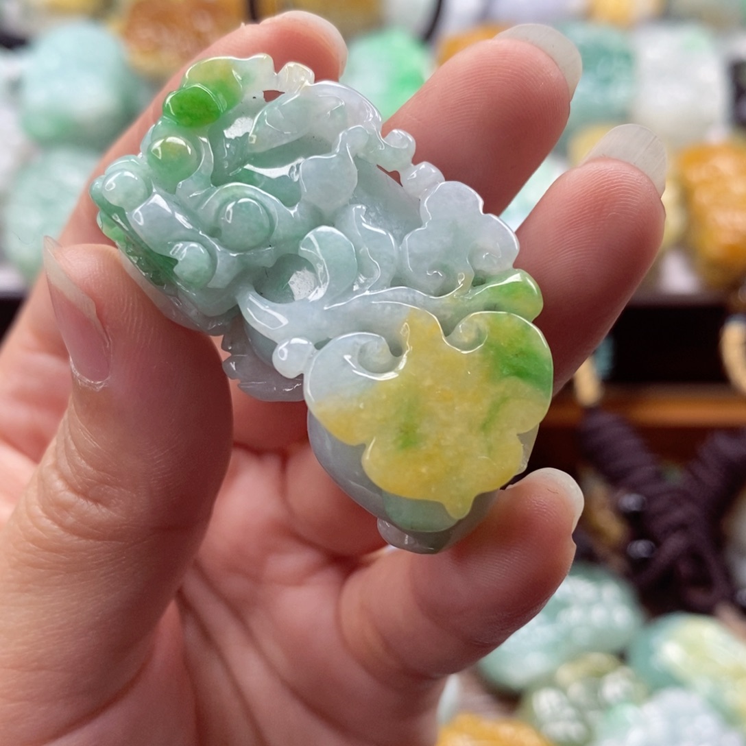 翡翠未镶嵌颈饰貔貅