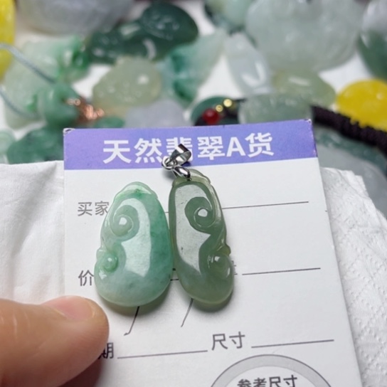 翡翠颈饰未镶嵌如意