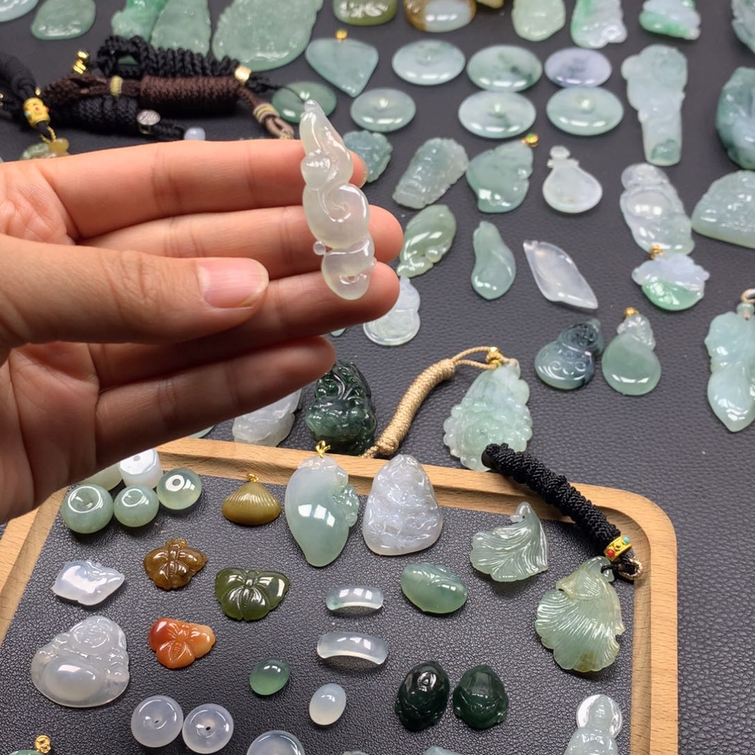 翡翠颈饰未镶嵌蛇