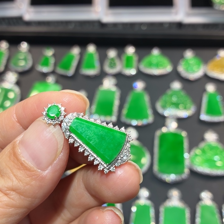 和***店翡翠18K金镶嵌吊坠(不含链)翡翠