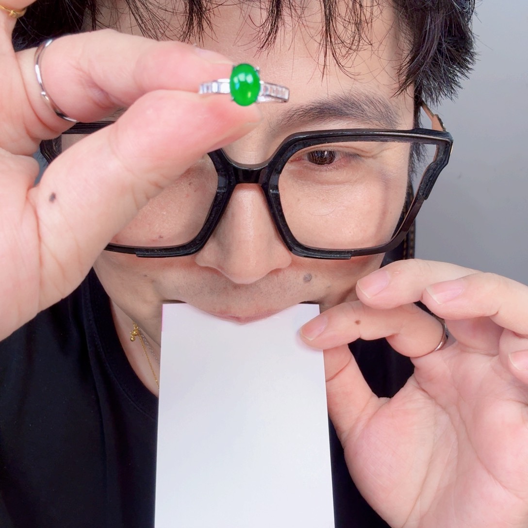 翡翠未镶嵌颈饰一件