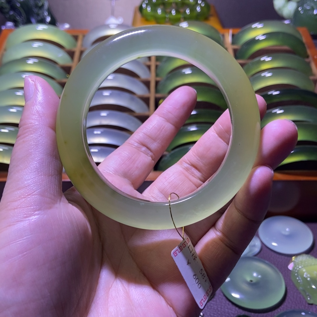 未镶嵌蛇纹石玉手镯 