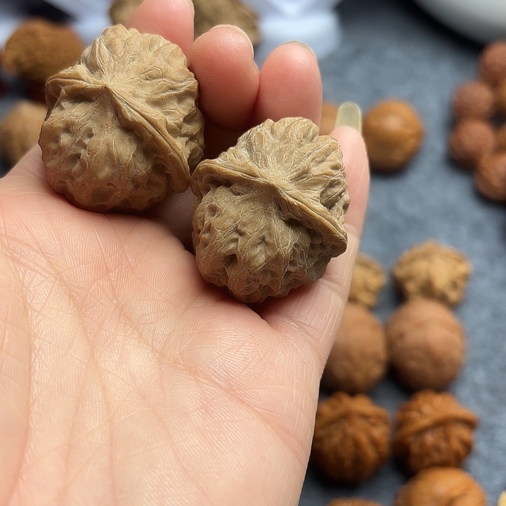 文玩核桃把件门头沟元宝手捻05