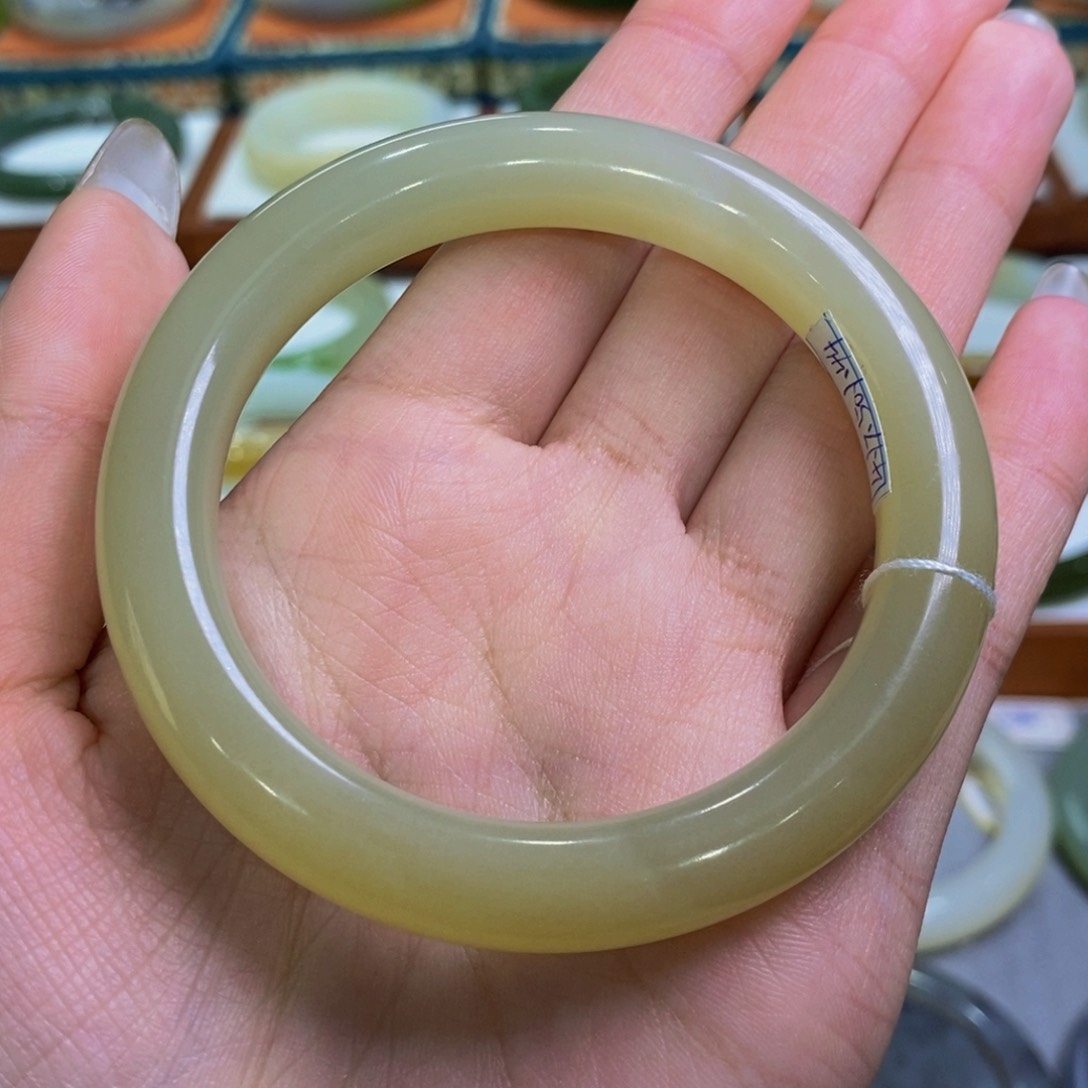 和田玉手镯未镶嵌且末糖55.7