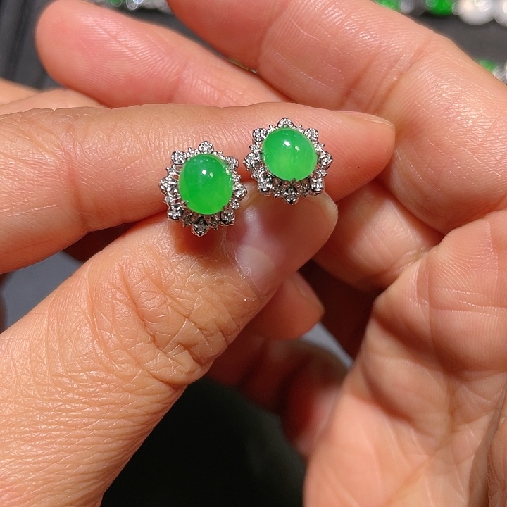 翡翠耳饰18K金镶嵌绿蛋面