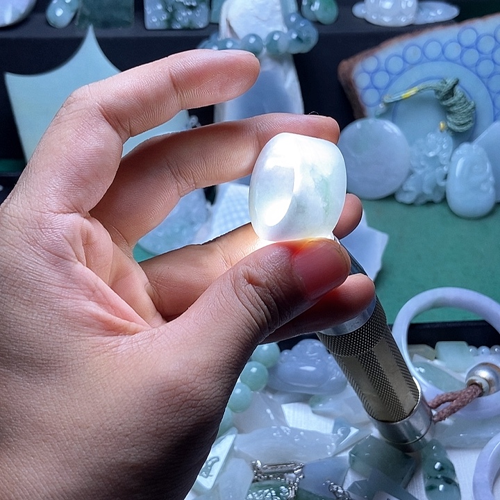 翡翠未镶嵌颈饰扳指