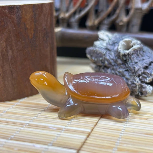 天然玛瑙俏色手工雕刻长寿龟装饰金龟摆件
