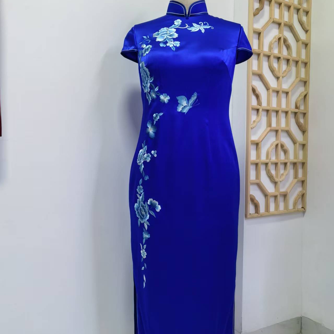 合肥旧时佳人旗袍定制馆手工刺绣重磅桑蚕丝婚庆旗袍