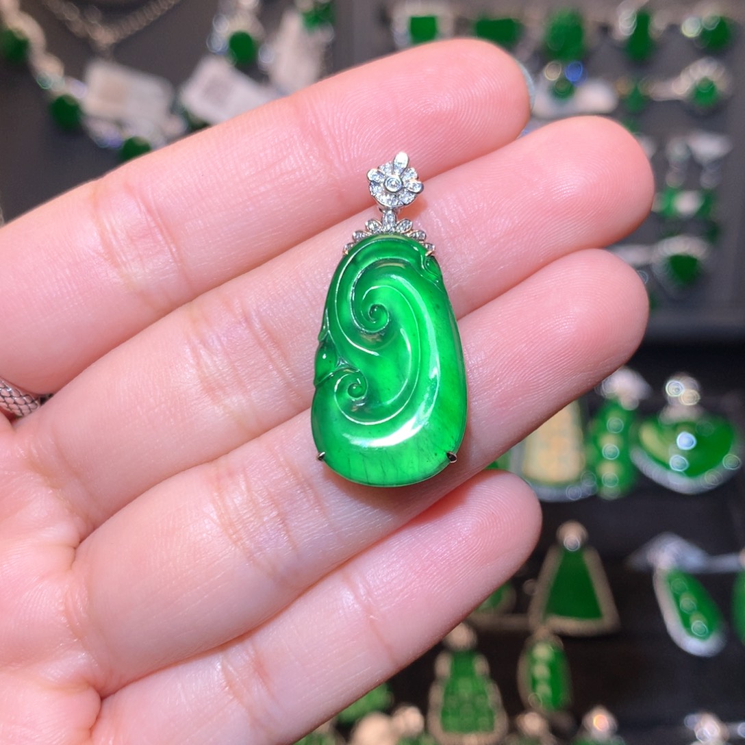 翡翠颈饰18K金镶嵌如意