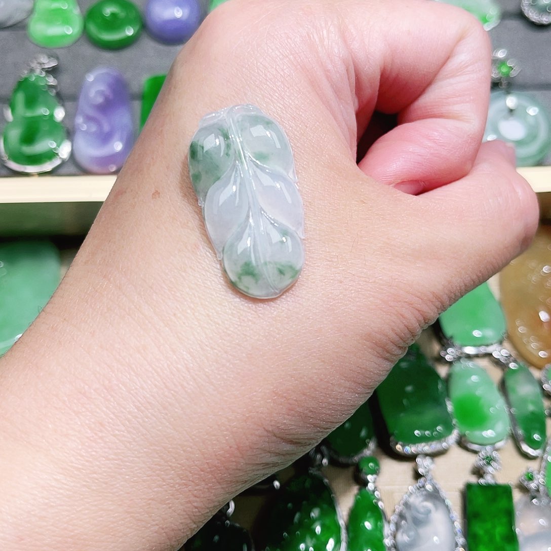 翡翠颈饰未镶嵌祼石