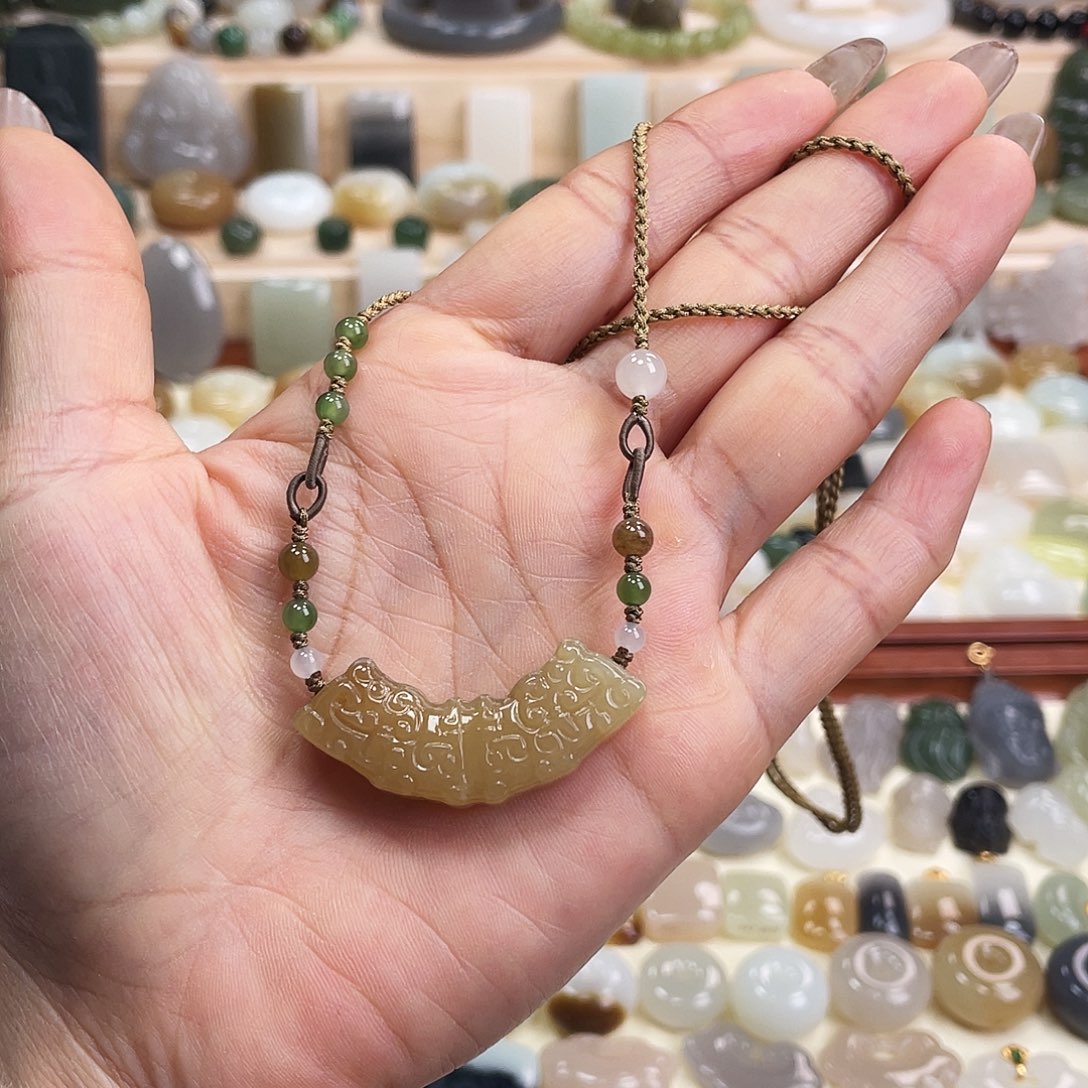 和田玉未镶嵌吊坠(赠链)