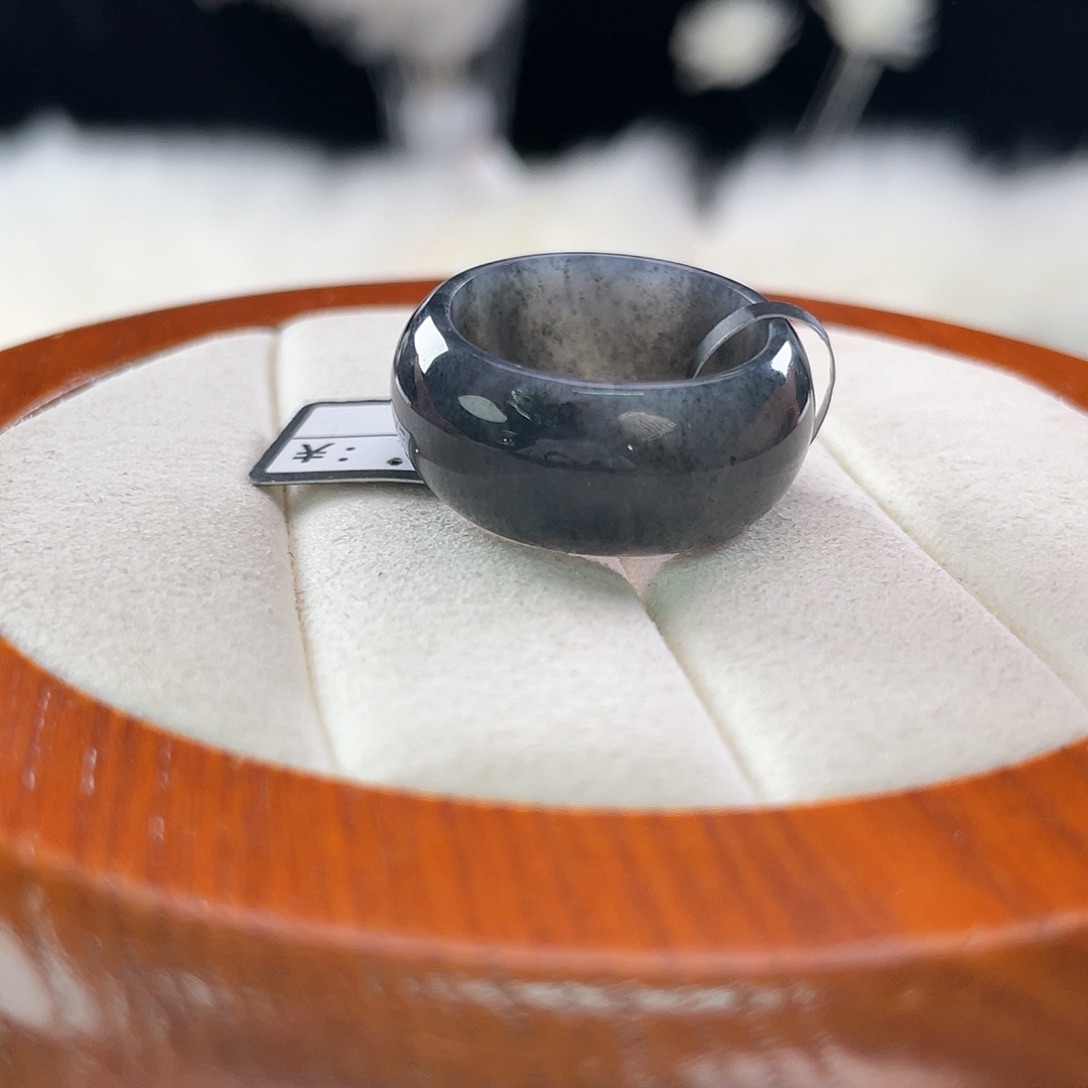 和田玉未镶嵌戒指l6。青花轮胎。17.8。不退换