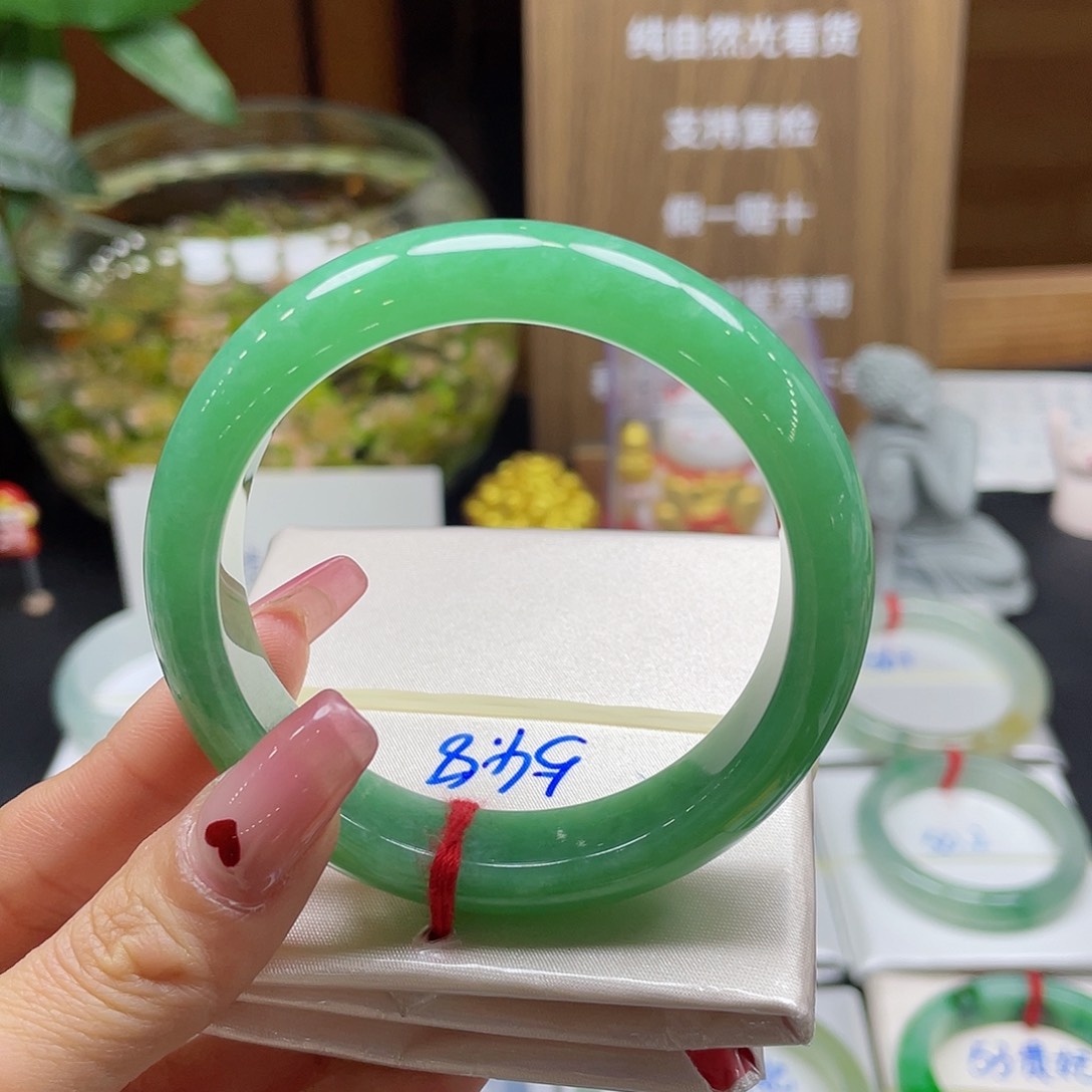 翡翠手镯未镶嵌星**?链接1