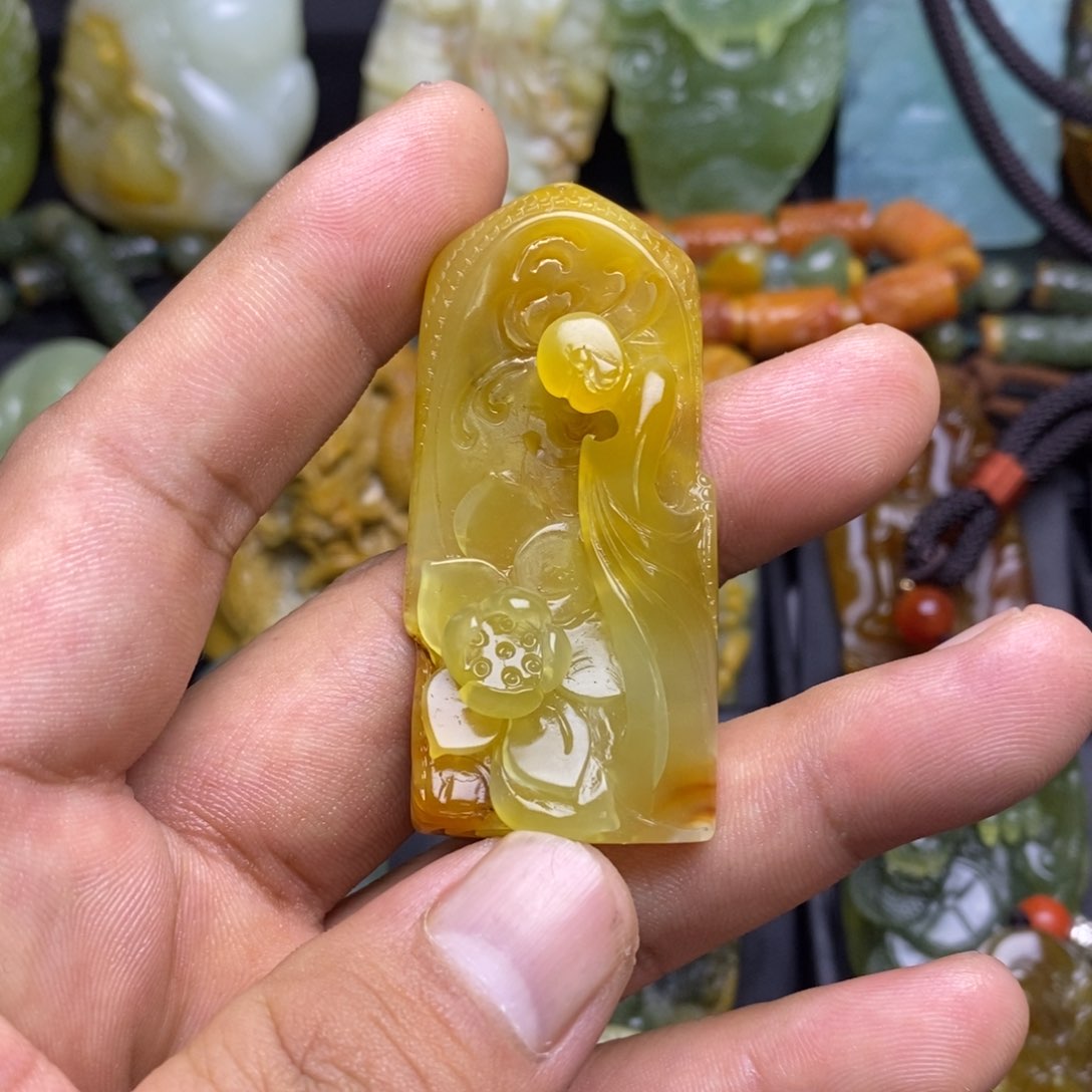 蛇纹石玉颈饰未镶嵌