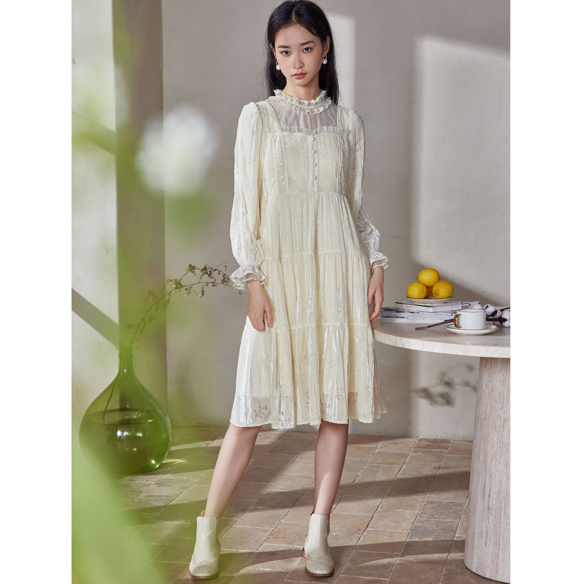 芭依璐【艾美甄选】欧根纱拼接腰间松紧镂空领连衣裙88L7636