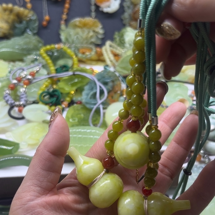 蛇纹石玉未镶嵌颈饰