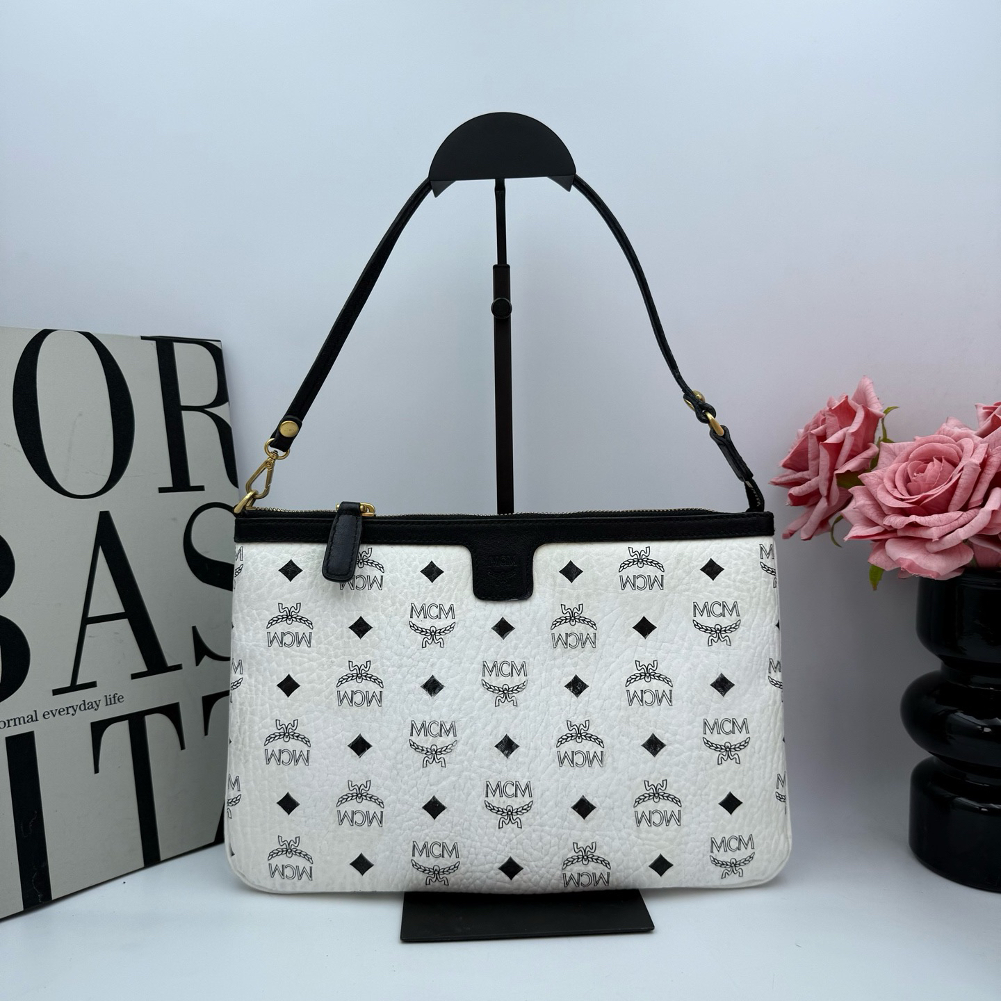 95新 MCM MCM xy 9352 白色手拿斜挎包30x20