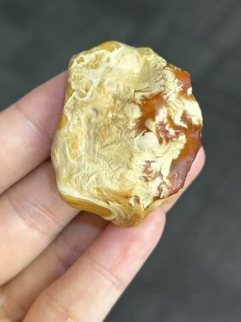 天然琥珀蜜蜡橘白蜡全皮，橘白两色，小高货一枚  可定制编绳 