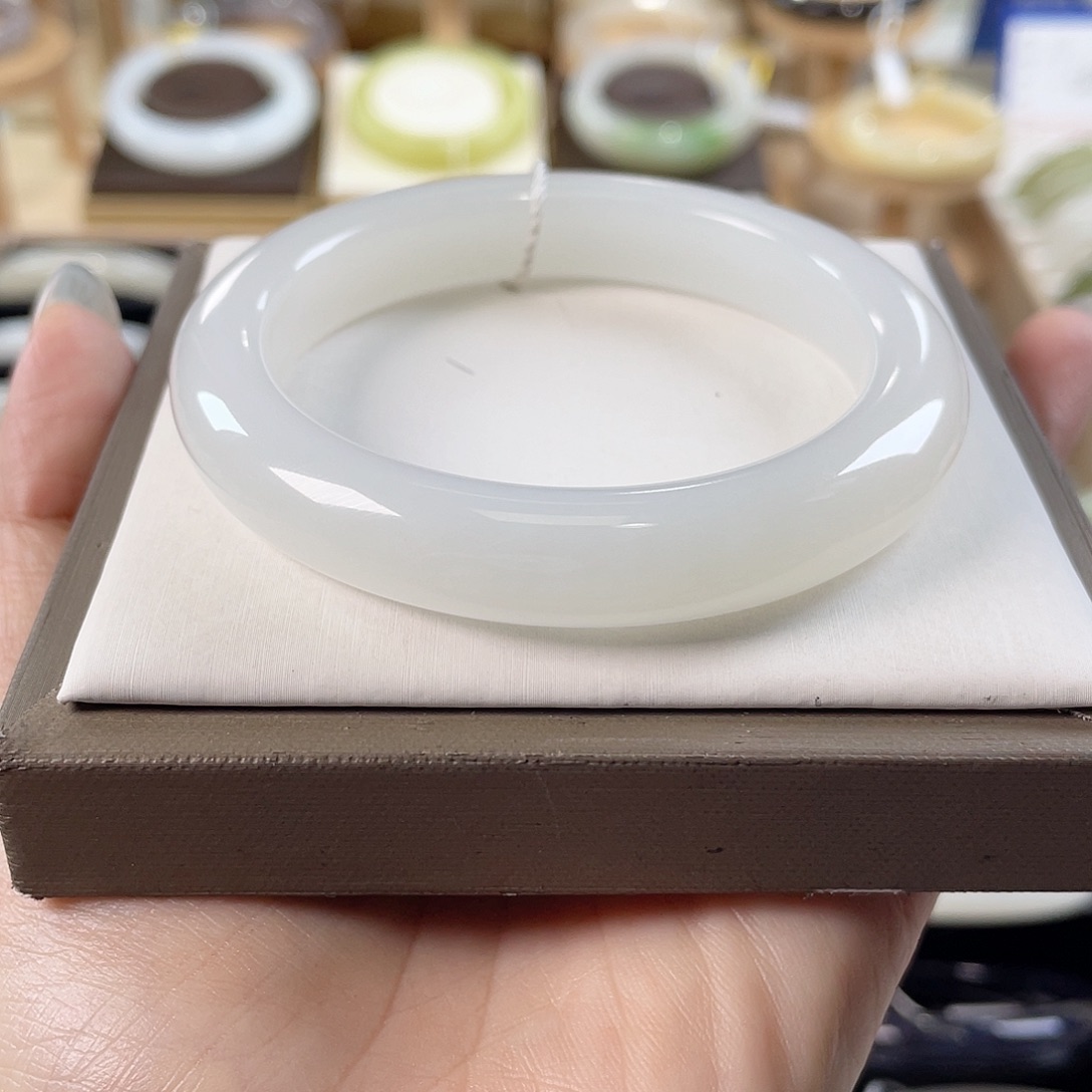 和田玉未镶嵌手镯冰胶，细腻底，性价比