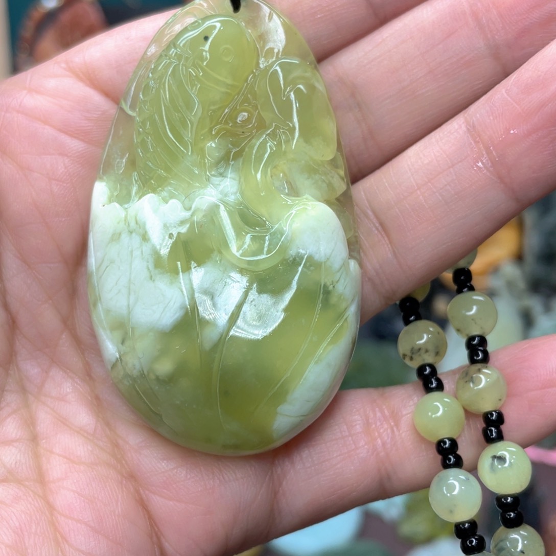 蛇纹石玉颈饰未镶嵌