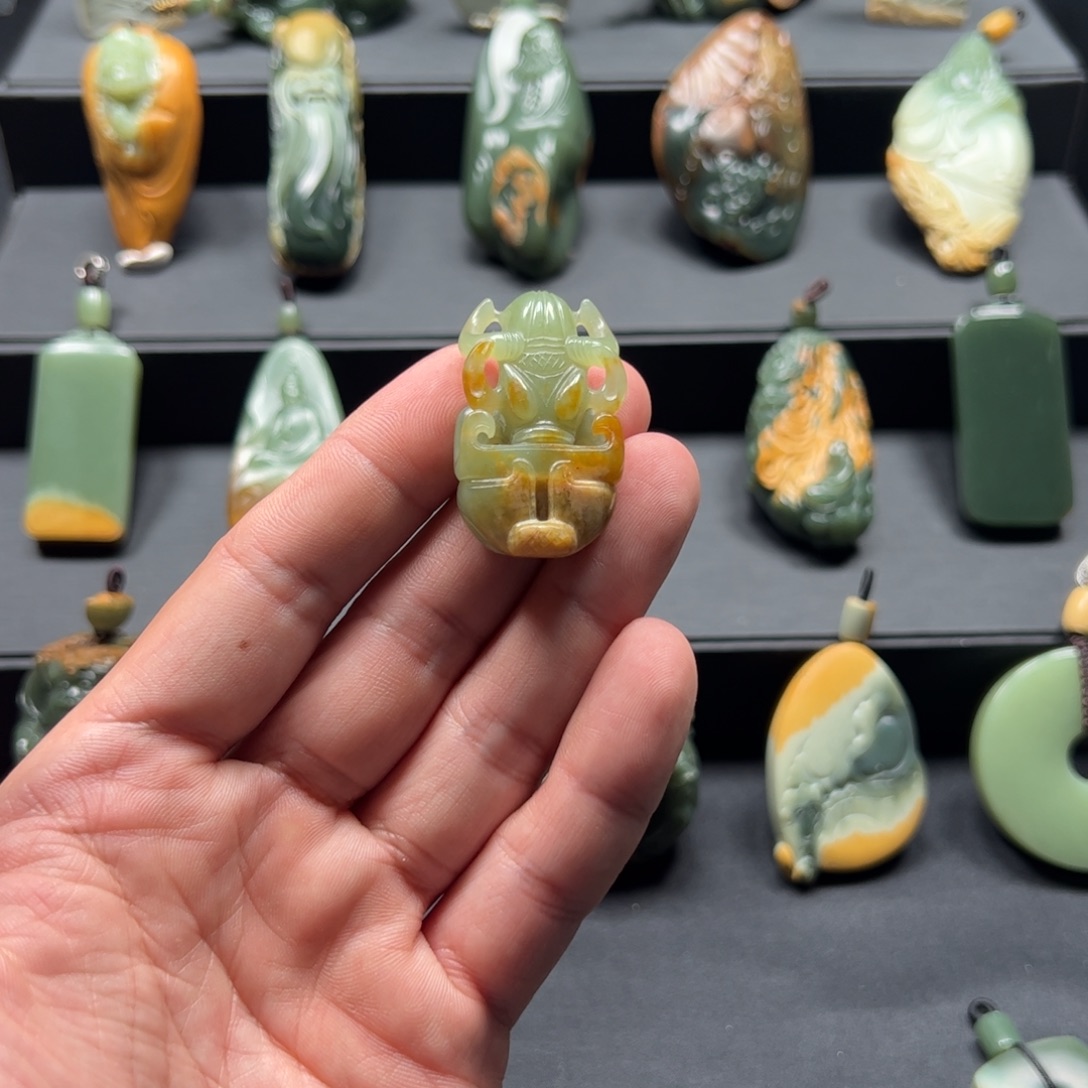 铁***筝岫岩河磨玉（透闪石质玉）未镶嵌颈饰