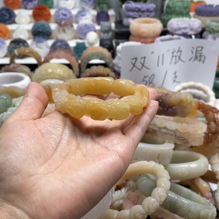 蔷***微石英质玉未镶嵌手镯