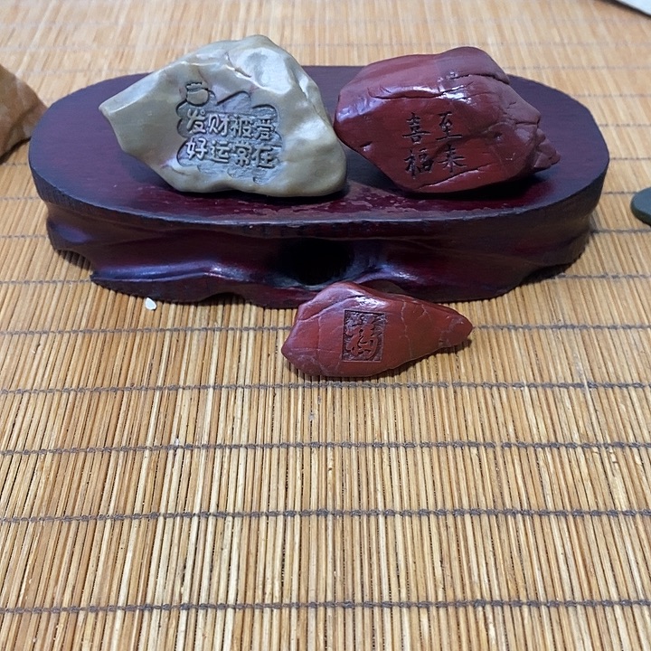 辉***哥原石雕刻工艺品手把摆件