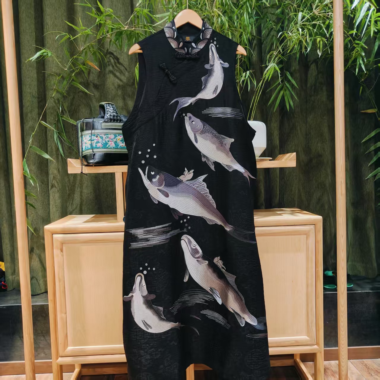 凤徕兮私人定制黑色福禄底黑鱼刺绣盘扣立领连衣裙  (LS223-18) 