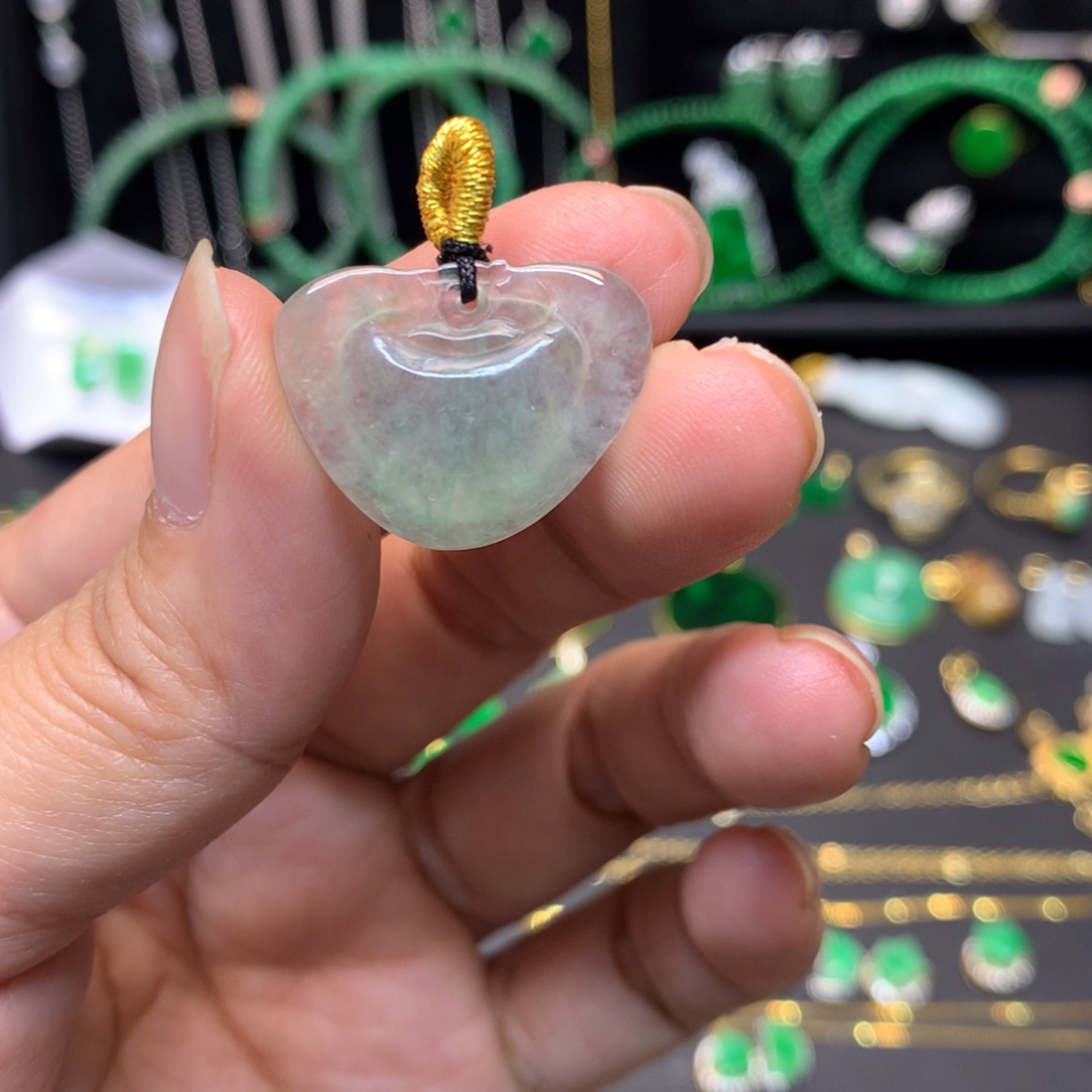 翡翠未镶嵌颈饰有纹