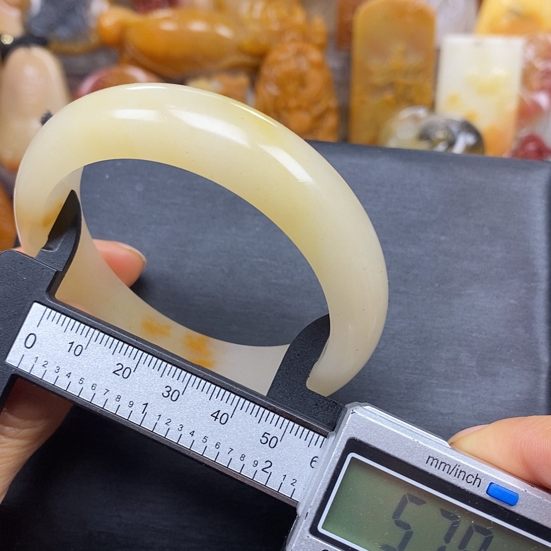 石英质玉（黄龙玉）颈饰未镶嵌